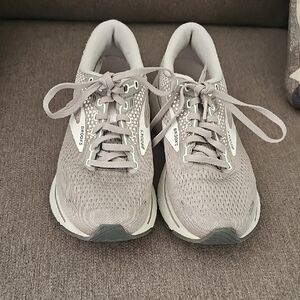 Brooks Women's Light Gray Sneakers
